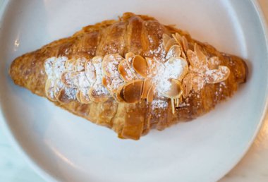 Bademli kruvasan taze fırın servisi, stok fotoğrafı.