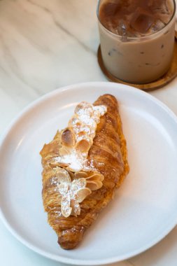 Bademli kruvasan taze fırın servisi, stok fotoğrafı.