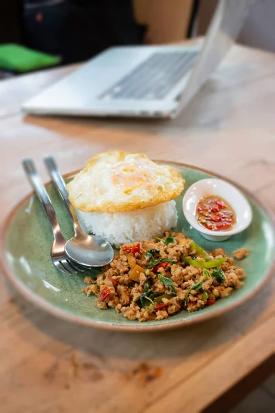 Holy Basil Fried Rice Fried Egg Stock Photo — Stock Photo, Image