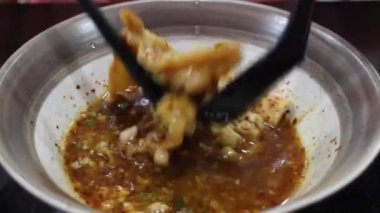 Baharatlı domuz etli erişteli fıstık çorbası, stok görüntüler.