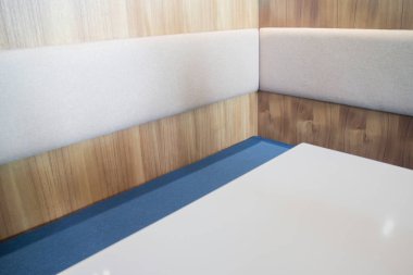 Boş kafeterya veya sandalyeli restoran masaları, stok fotoğrafı.