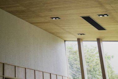 Ahşap yüzeyli modern minimalist oda içi, stok fotoğrafı.