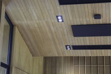 Ahşap yüzeyli modern minimalist oda içi, stok fotoğrafı.