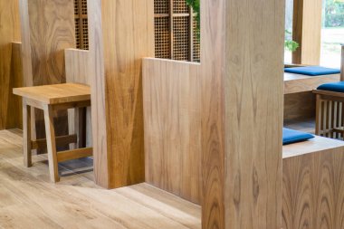 Boş kafeterya veya sandalyeli restoran masaları, stok fotoğrafı.