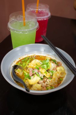 Baharatlı domuz çorbasında sarı yumurtalı erişte, stok fotoğrafı.