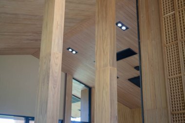 Ahşap yüzeyli modern minimalist oda içi, stok fotoğrafı.