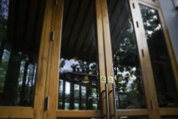 Деревянная Дверь Стеклянными Окнами Фото Склада — стоковое фото