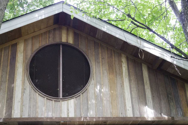 カントリーコテージの屋根窓と木製のファサード ストックフォト — ストック写真
