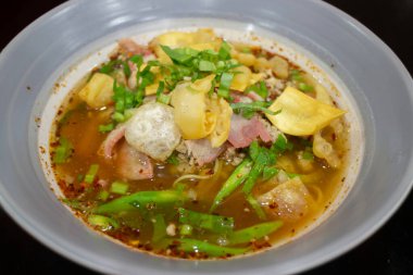 Baharatlı domuz çorbasında sarı yumurtalı erişte, stok fotoğrafı.