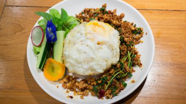 Kızarmış domuz pirzolası ve sahanda yumurta ile fesleğen, stok fotoğrafı.