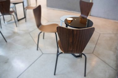 Boş kafeterya veya sandalyeli restoran masaları, stok fotoğrafı.