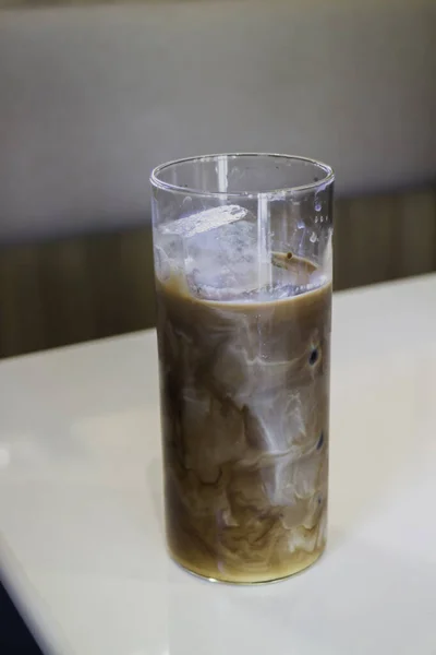 ガラスの中のミルクドリンクとアイスコーヒー ストックフォト — ストック写真