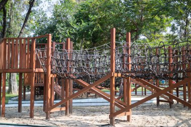 Yeşil çimenlikli açık hava oyun alanı, stok fotoğrafı.