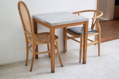 Konforlu bir çatı katı kafe, stok fotoğrafı.