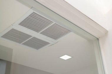 Konforlu bir çatı katı kafe, stok fotoğrafı.