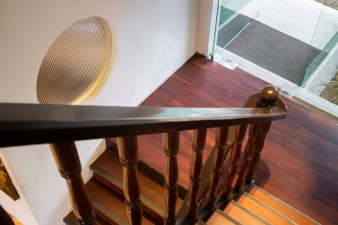 Rahat mobilyaları ve stok fotoğrafı olan bir kafeterya.