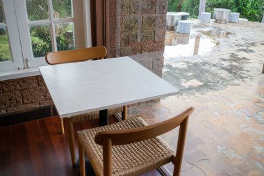 Rahat mobilyaları ve stok fotoğrafı olan bir kafeterya.