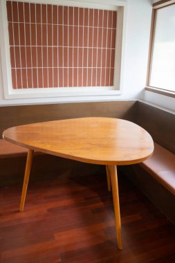 Rahat mobilyaları ve stok fotoğrafı olan bir kafeterya.