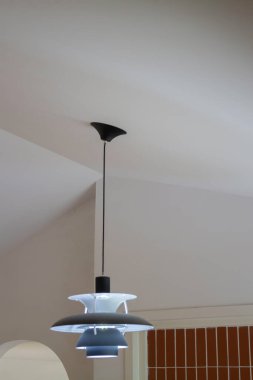 Rahat mobilyaları ve stok fotoğrafı olan bir kafeterya.