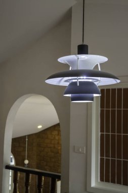 Rahat mobilyaları ve stok fotoğrafı olan bir kafeterya.