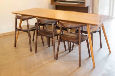 Rahat mobilyaları ve stok fotoğrafı olan bir kafeterya.