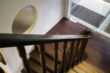 Rahat mobilyaları ve stok fotoğrafı olan bir kafeterya.