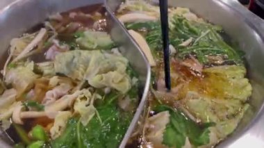 Koi dinlenmek için havuzda balık avlıyor.