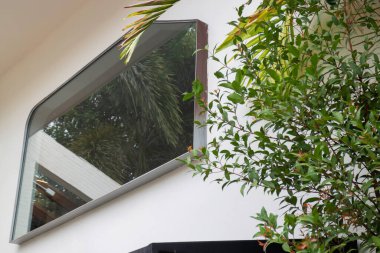 Rahat mobilyaları ve stok fotoğrafı olan bir kafeterya.