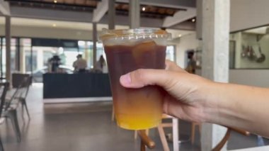 Koi dinlenmek için havuzda balık avlıyor.