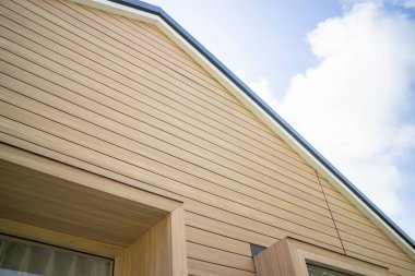 İlkbahardan yaz mevsimine kadar ahşap kafe, stok fotoğrafı.