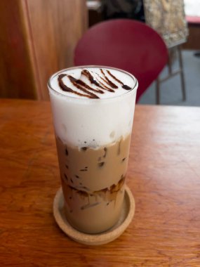 Ahşap masada buzlu kahve, fotoğraf.