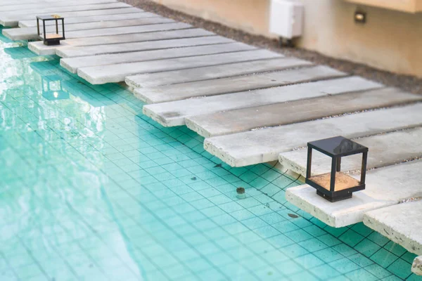 プールの底にある緑の透明な水の中のモザイク ストックフォト — ストック写真
