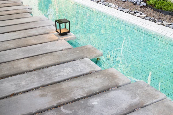 プールの底にある緑の透明な水の中のモザイク ストックフォト — ストック写真