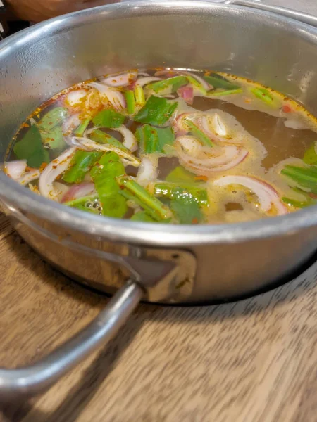 熱い鍋で辛いスープを吸います ストックフォト — ストック写真