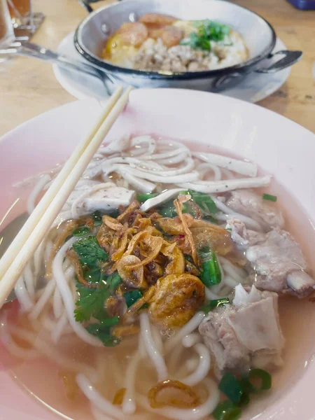 传统越南猪肉面汤 鱼排照片 — 图库照片