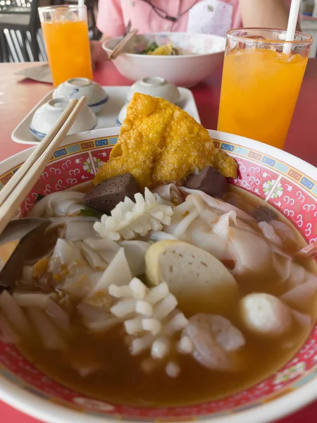 シーフードピンク豆腐麺スープ ストックフォト — ストック写真