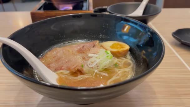 Ramen Japonés Caliente Olla Con Verdura Del Huevo Cerdo Rebanada — Vídeo de stock