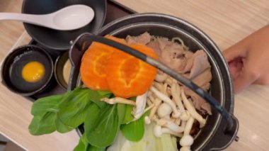 Yumurta sebzeli ve domuz dilimli Japon eriştesi, stok görüntüleri.