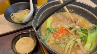 Yumurta sebzeli ve domuz dilimli Japon eriştesi, stok görüntüleri.