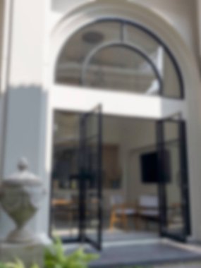 Yaz güneşinin ön cephesi. Arka plan bulanık. Stok fotoğrafı.