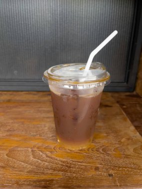 Bir bardak buzlu, sade, portakallı kahve.