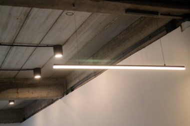 Çatı katı modern siyah oda iç mekanı, stok fotoğrafı