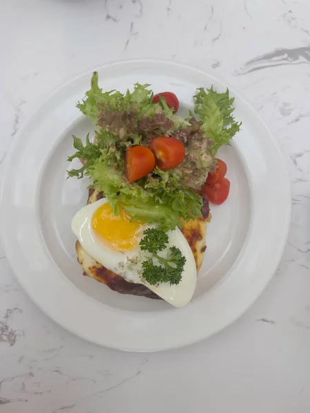 朝食サラダ全粒粉パンとゆで卵 ストックフォト — ストック写真