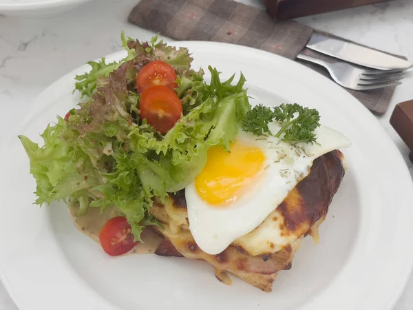 Kahvaltı Salatası Toptan Ekmek Haşlanmış Yumurta Stok Fotoğrafı — Stok fotoğraf