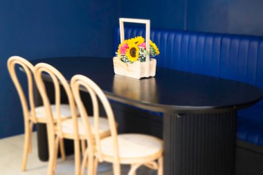 Çatı katı modern siyah oda iç mekanı, stok fotoğrafı