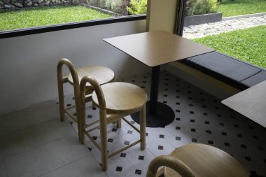 Çatı katı modern siyah oda iç mekanı, stok fotoğrafı