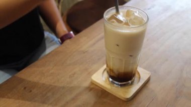 Buzlu kahve, karamel macchiato, stok görüntüleri.