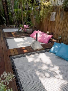 Bahçede süslenmiş yeşil eğrelti otu yaprağı.