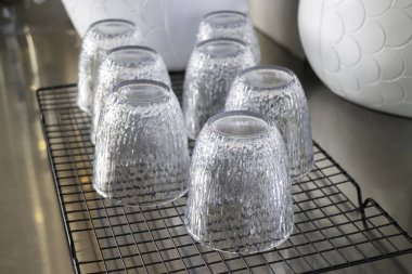 Ardarda bir sürü temiz bardak ve fotoğraf.