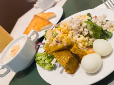 Servis için karışık sebze salatası, stok fotoğrafı.